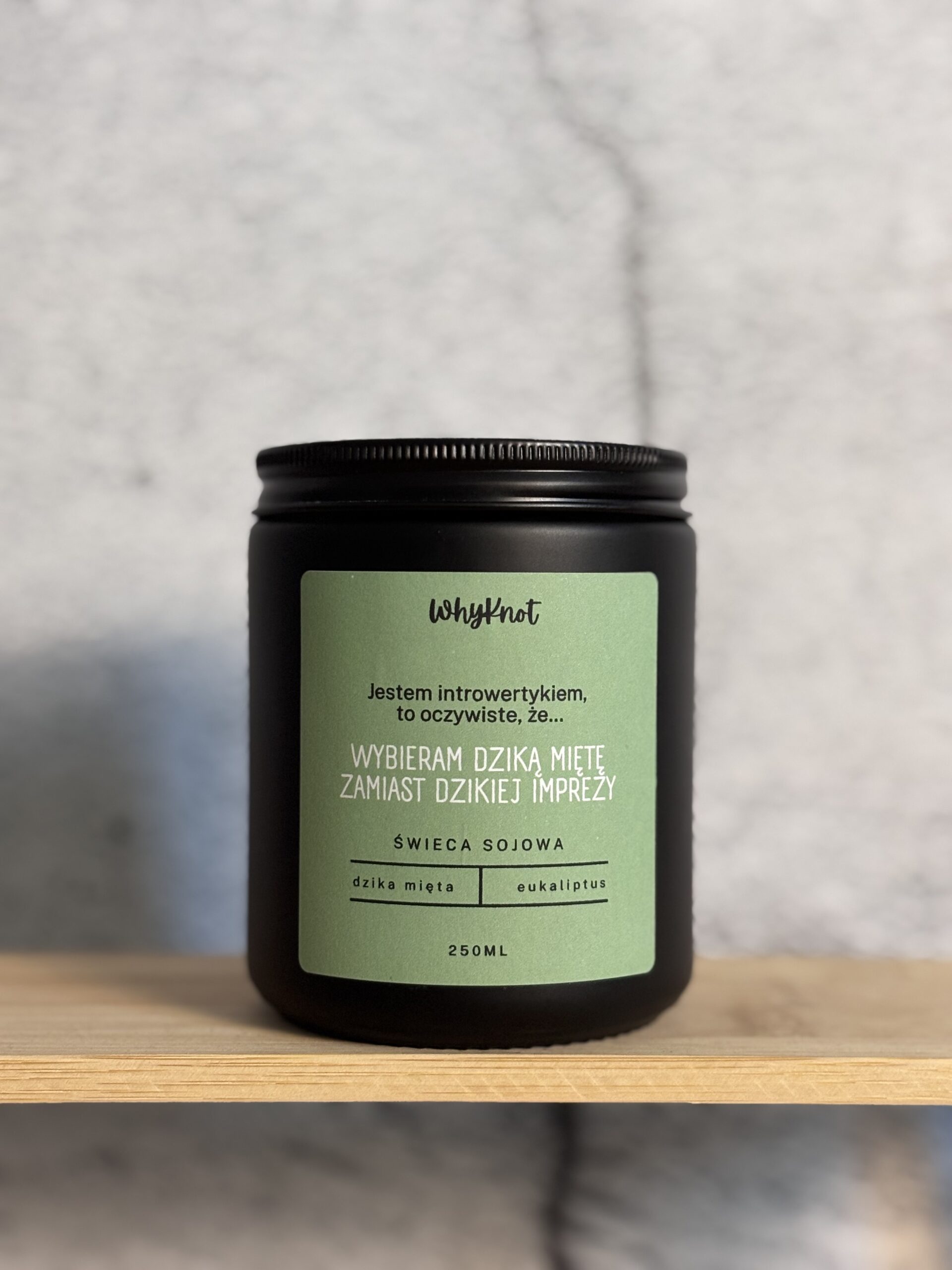 Ręcznie robiona Świeca sojowa WhyKnot o zapachu dzika mięta i eukaliptus w czarnym matowym słoiku