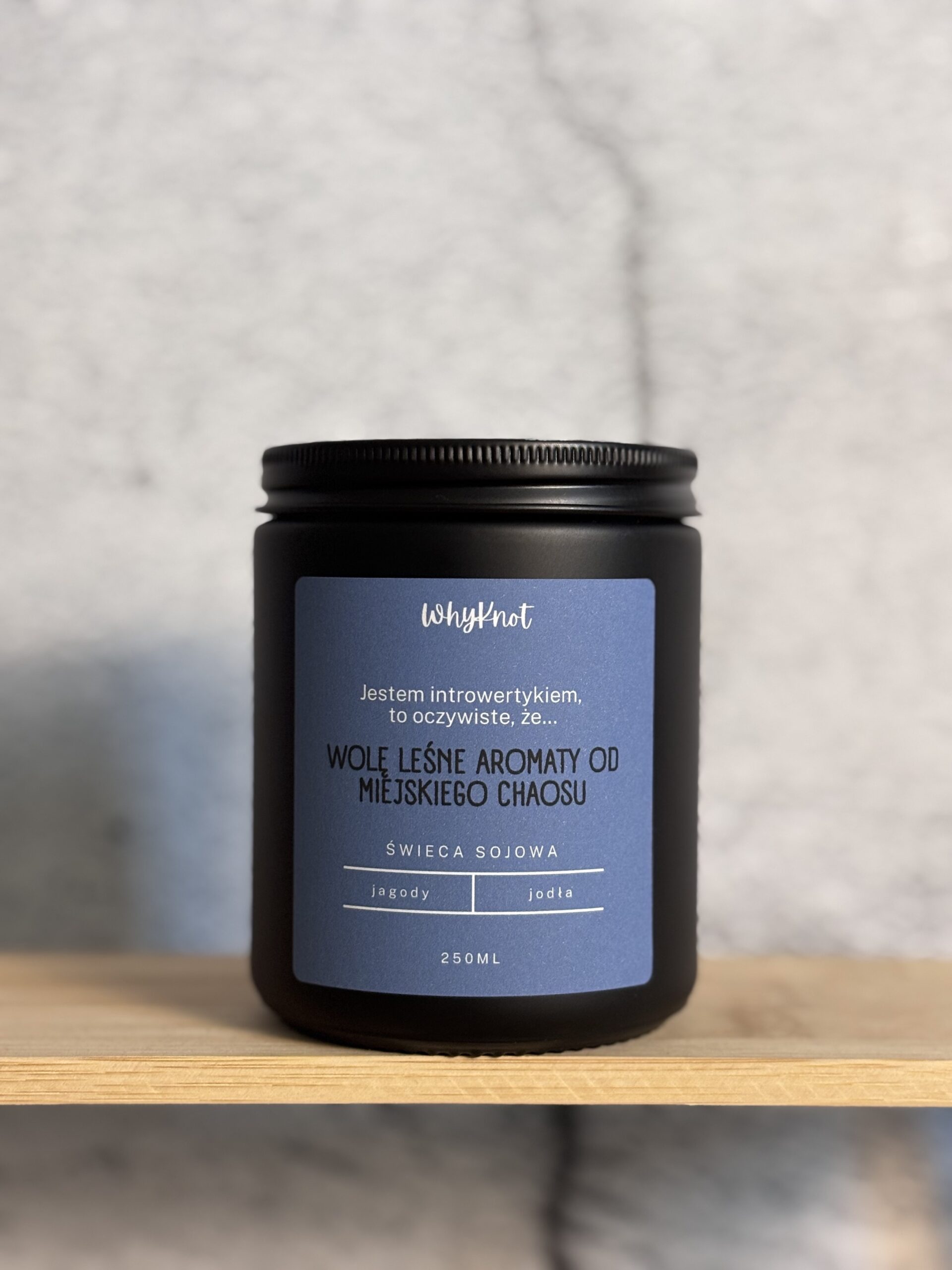 Ręcznie robiona Świeca sojowa WhyKnot o zapachu jagody i jodła w czarnym matowym słoiku