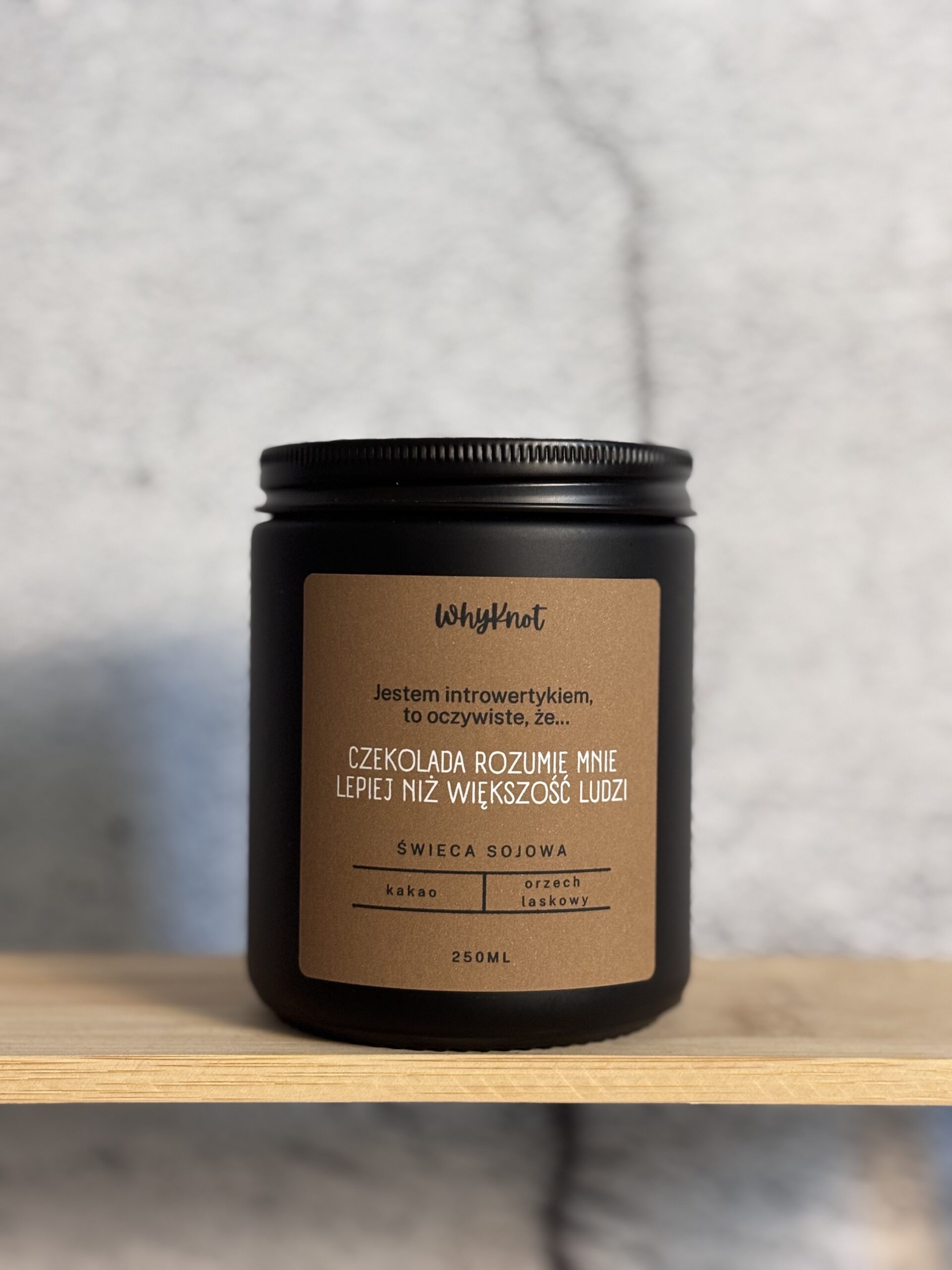 Ręcznie robiona Świeca sojowa WhyKnot o zapachu kakao i orzech laskowy w czarnym matowym słoiku