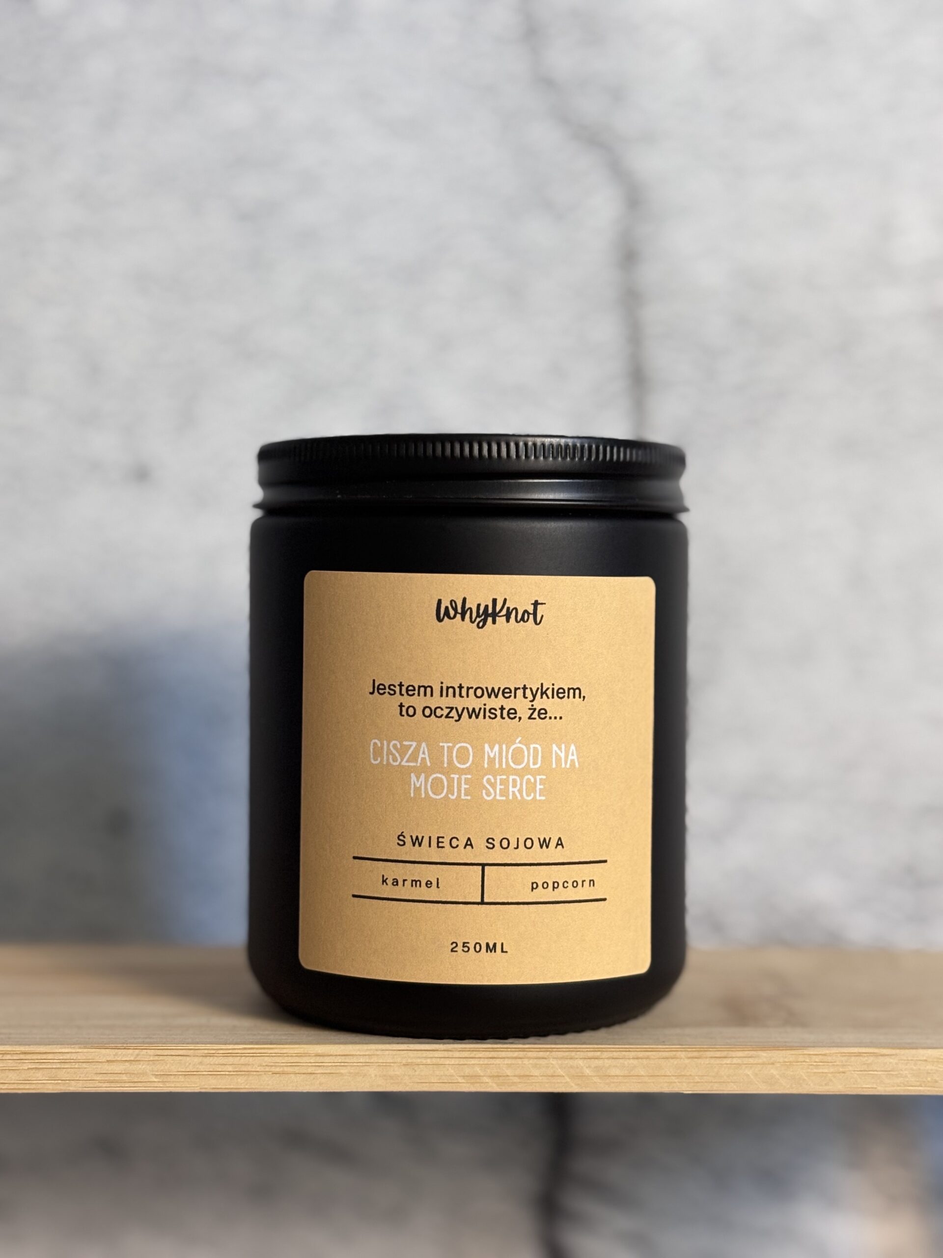 Ręcznie robiona Świeca sojowa WhyKnot o zapachu karmel i popcorn w czarnym matowym słoiku