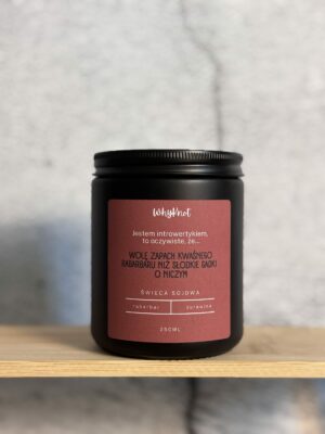 Ręcznie robiona Świeca sojowa WhyKnot o zapachu rabarbar i żurawina w czarnym matowym słoiku