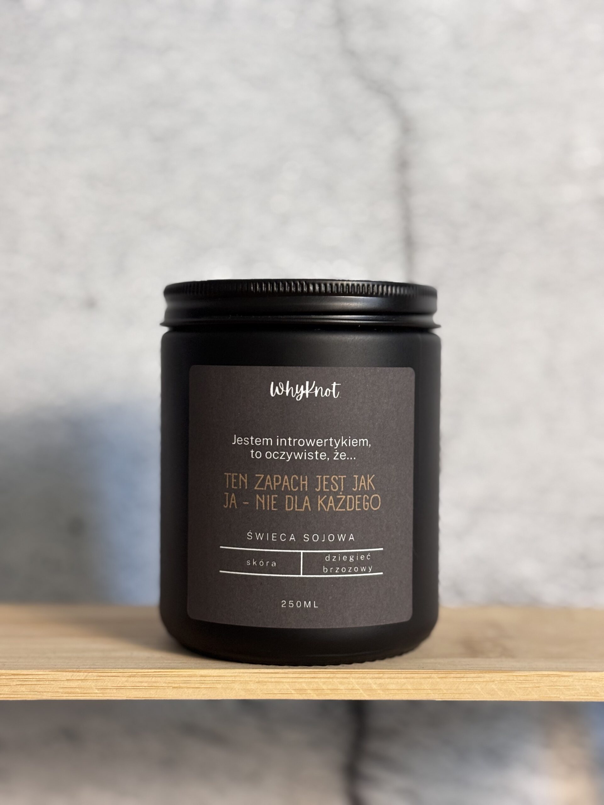 Ręcznie robiona Świeca sojowa WhyKnot o zapachu skóra i dziegieć brzozowy w czarnym matowym słoiku