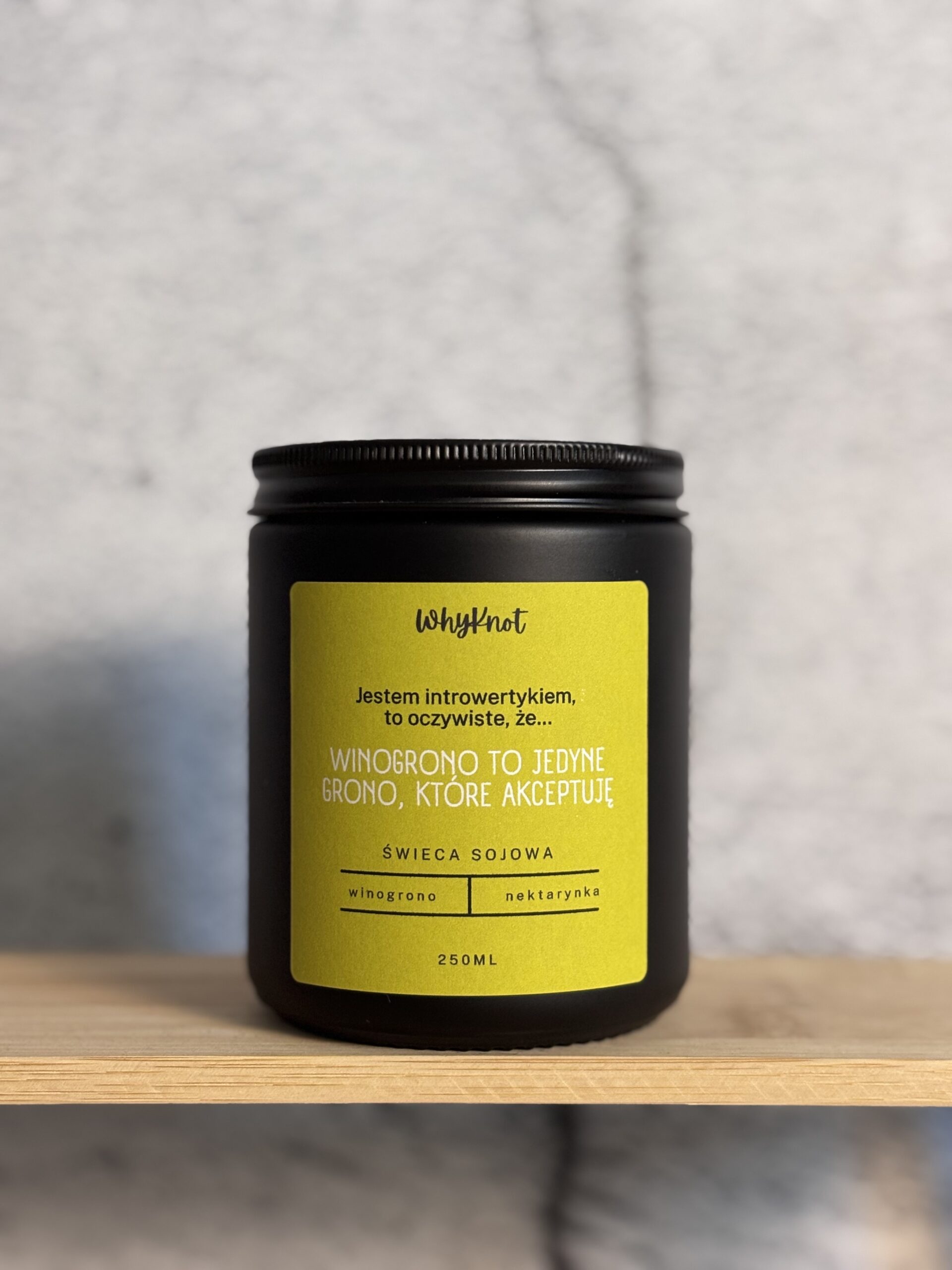 Ręcznie robiona Świeca sojowa WhyKnot o zapachu winogrono i nektarynka w czarnym matowym słoiku